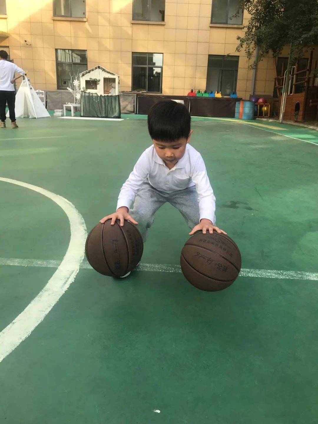 球随我动快乐运动大班段双手拍双球比赛