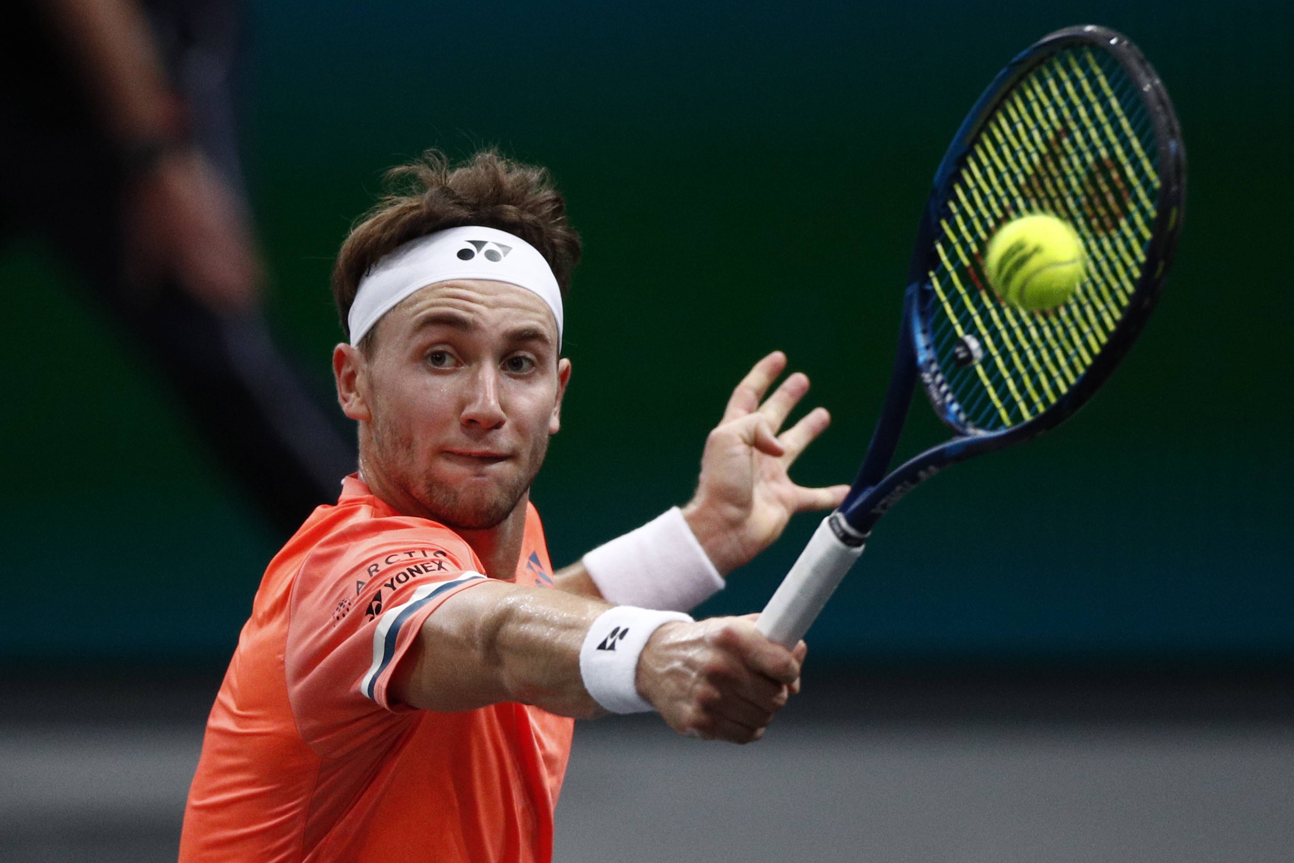 新华社照片,外代,2020年11月3日 11月2日,安贝尔在比赛中回球.