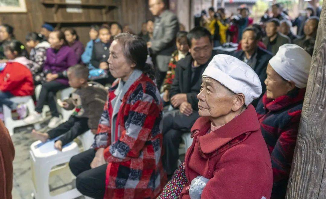 边看家乡美景边看参演的电影白云生处