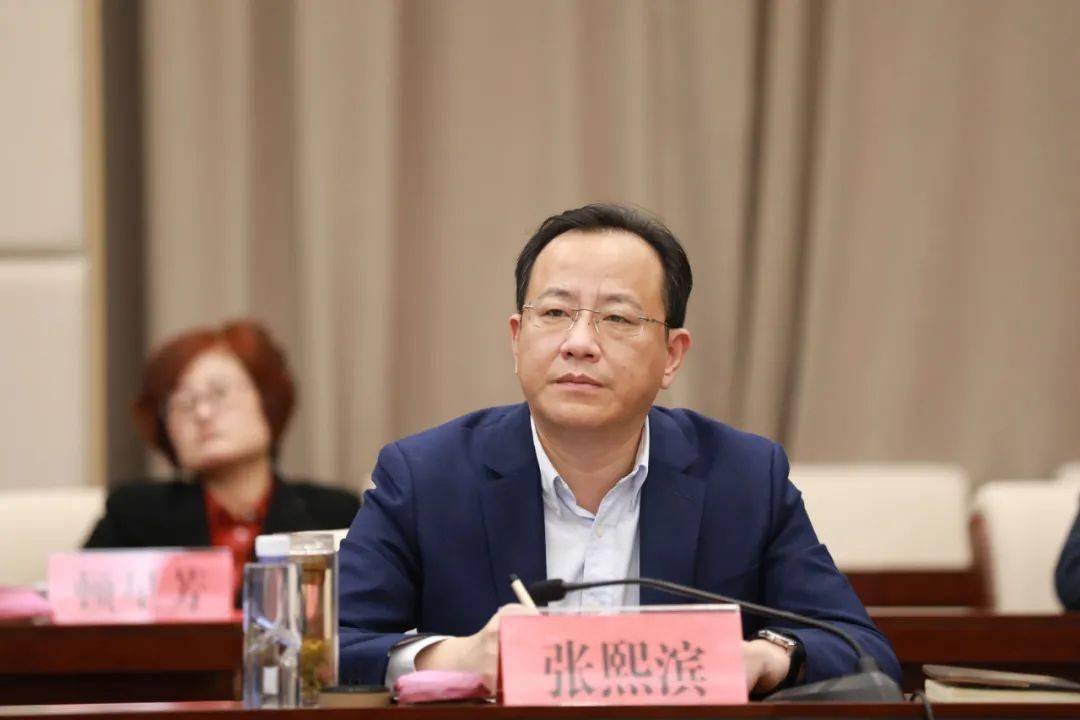 座谈会上,与会人员共同观看了峄城区宣传片.