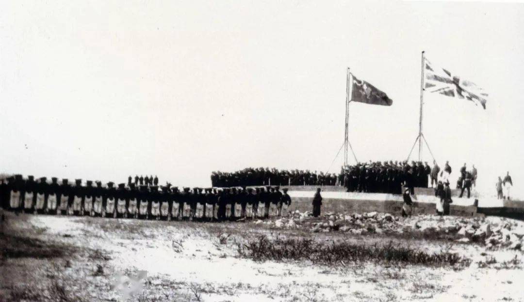 换上了久违的黄龙旗,第二天,英国海军和中国海军在刘公岛黄岛炮台下