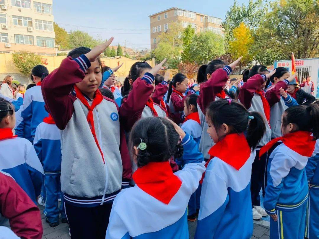 青岛汾阳路小学新队员入队争做新时代好队员