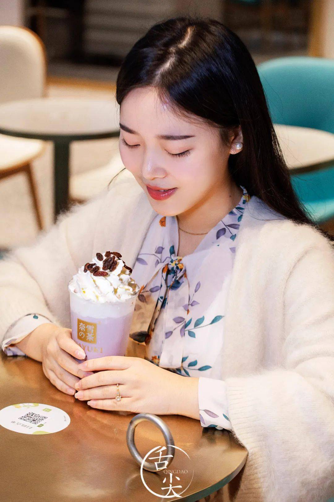 奈雪首款水果奶茶刷爆朋友圈上线秒撞热搜