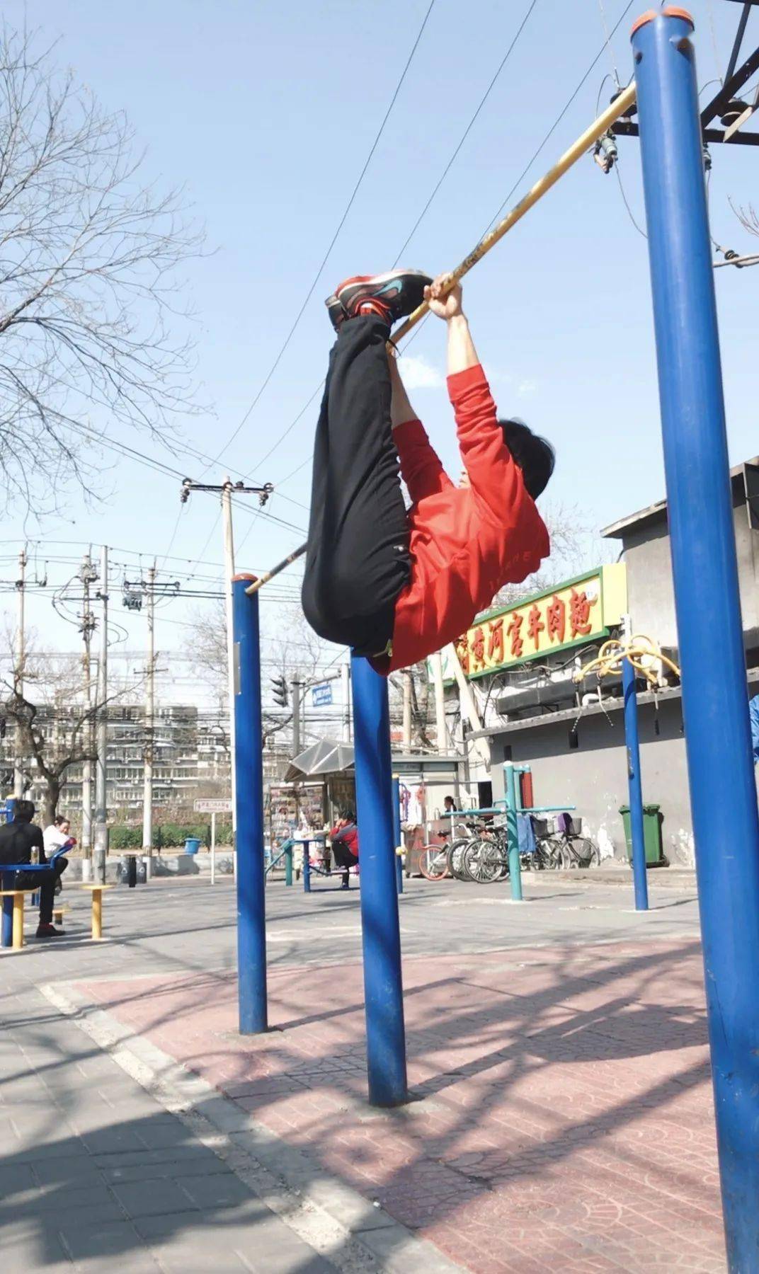 考验核心单杠悬吊全举腿大赛开启