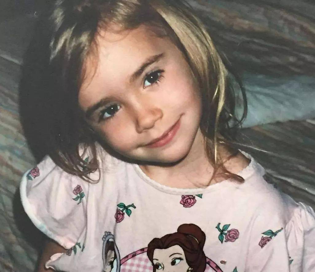 两岁时莉莉就进军演艺圈,出演了bbc连续剧《成长的烦恼》.