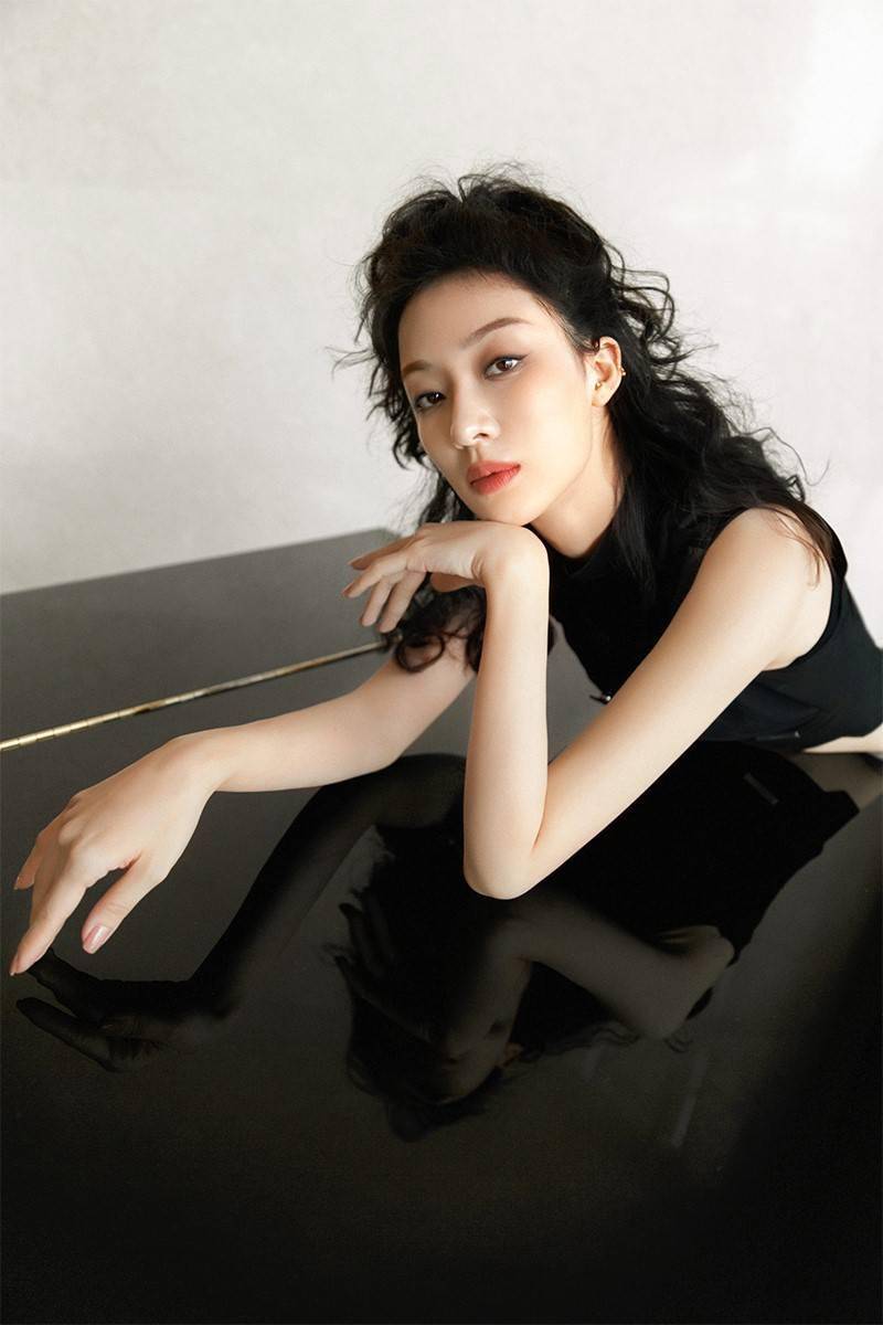 孙佳雨朋克风写真曝光诠释黑色"硬核"时尚