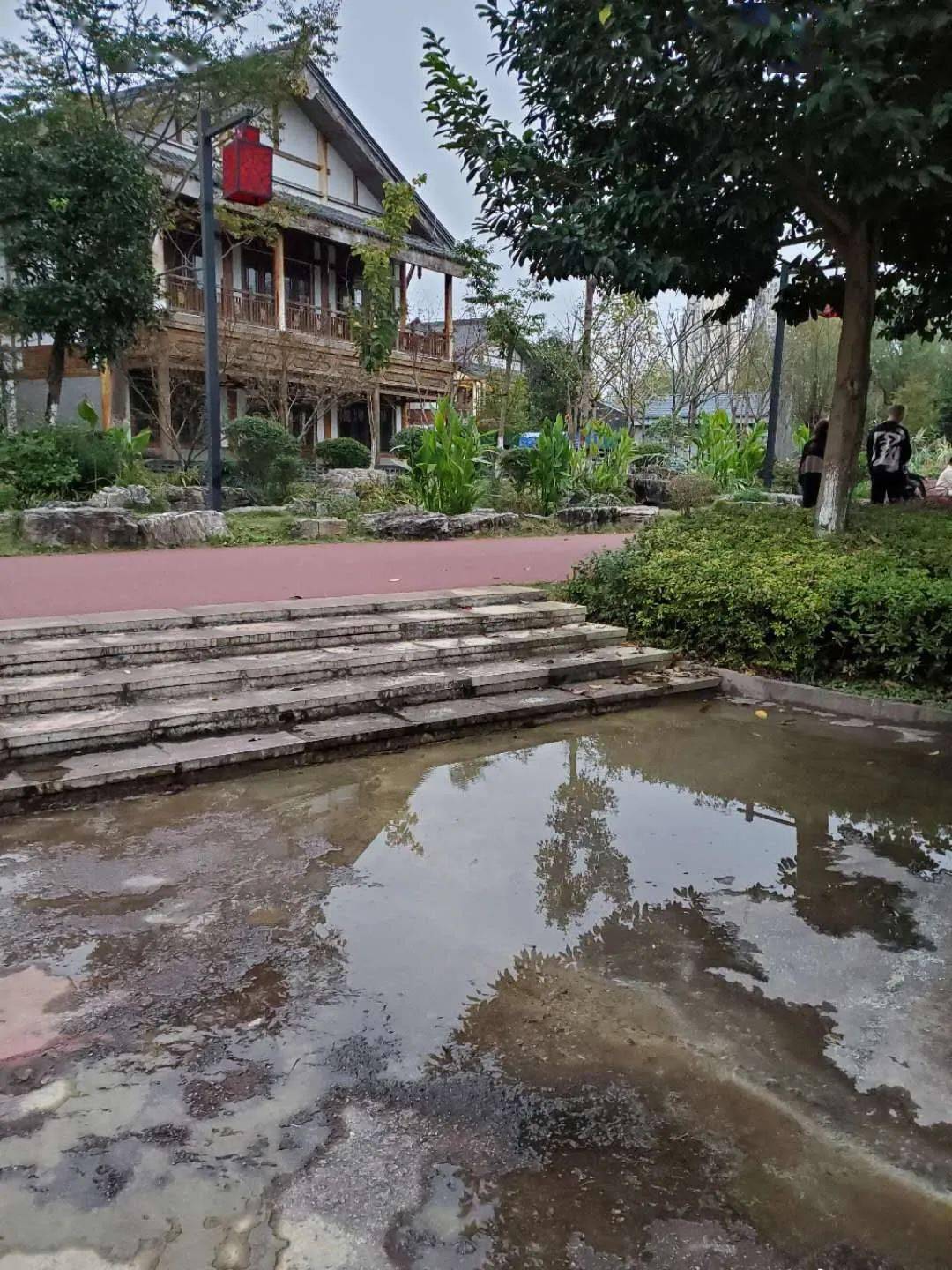 秀山滨江公园出现安全隐患,竟无人问津!