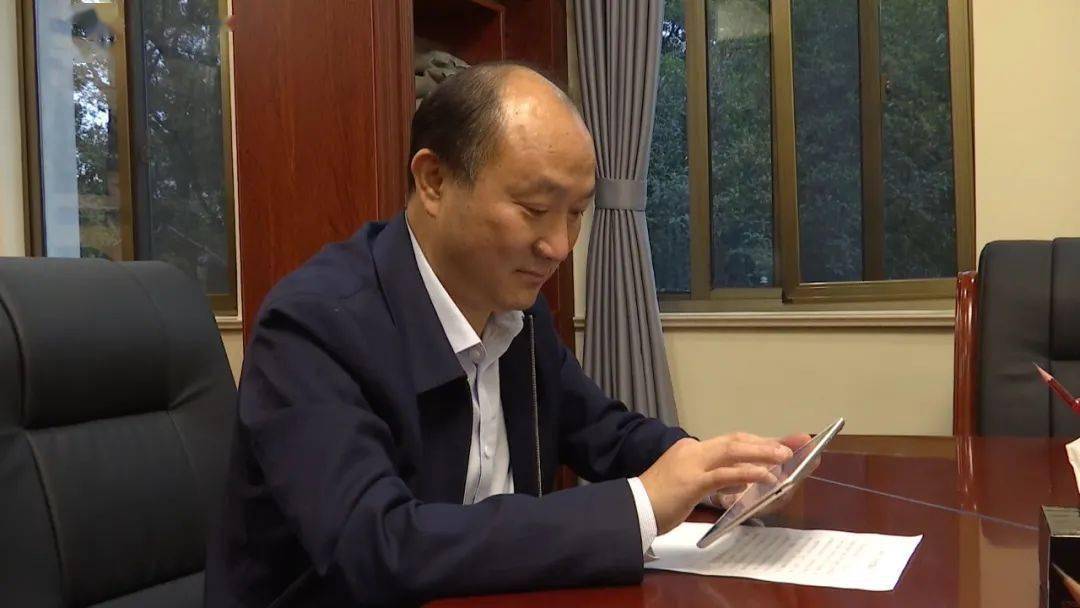 11月3日,庐山管理局党委书记,庐山市委书记李甫勇在市委参加全国第