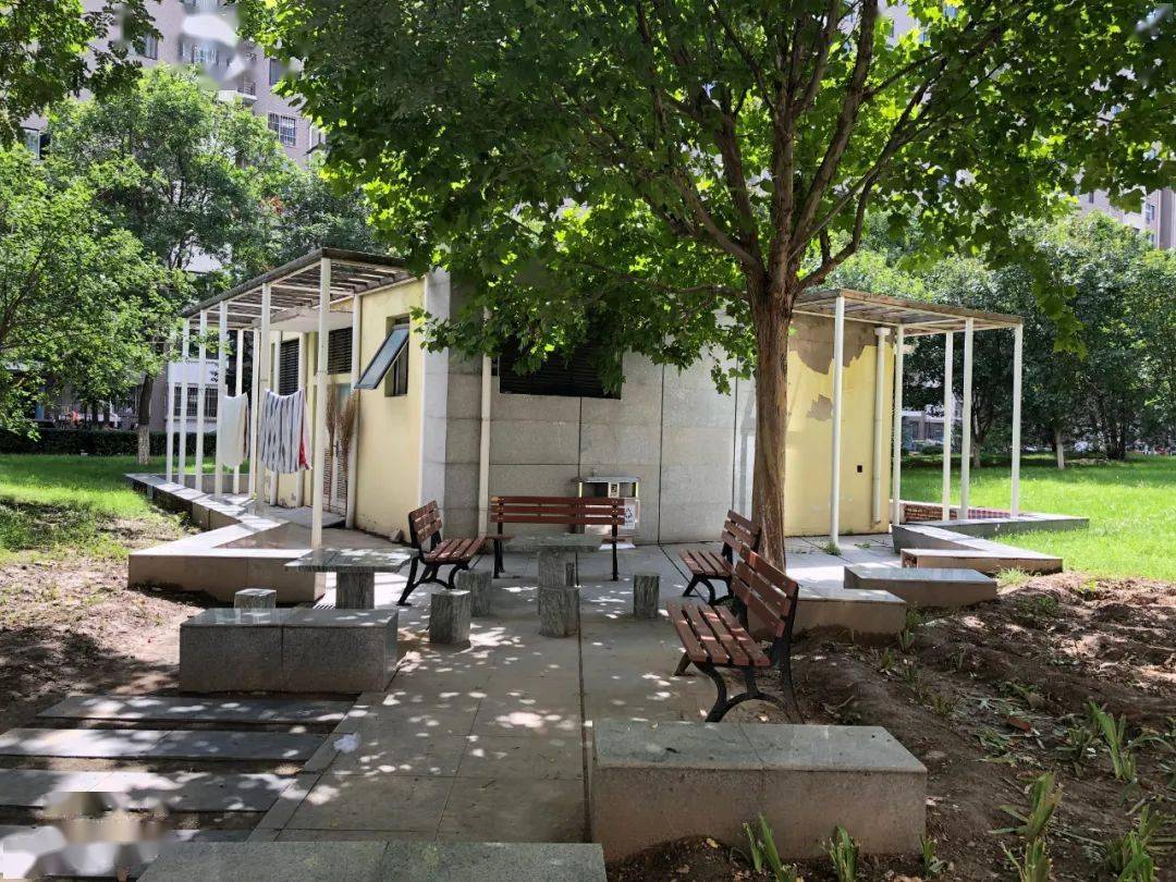 改造休闲小广场居民心里乐开花