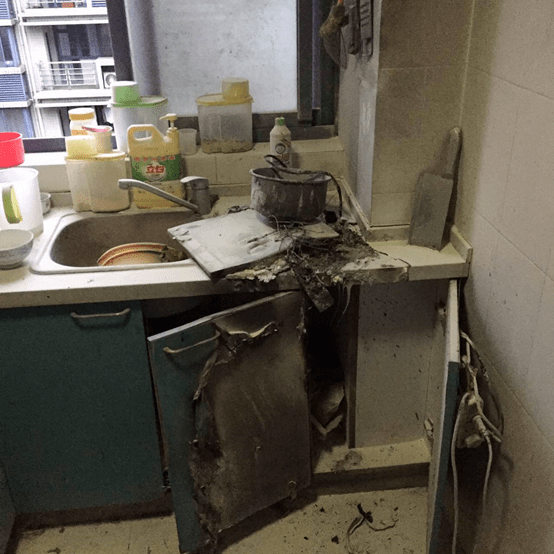 因家中电饭锅着火,刚刚生完孩子的她抱着婴儿逃生却落下了手指僵硬等