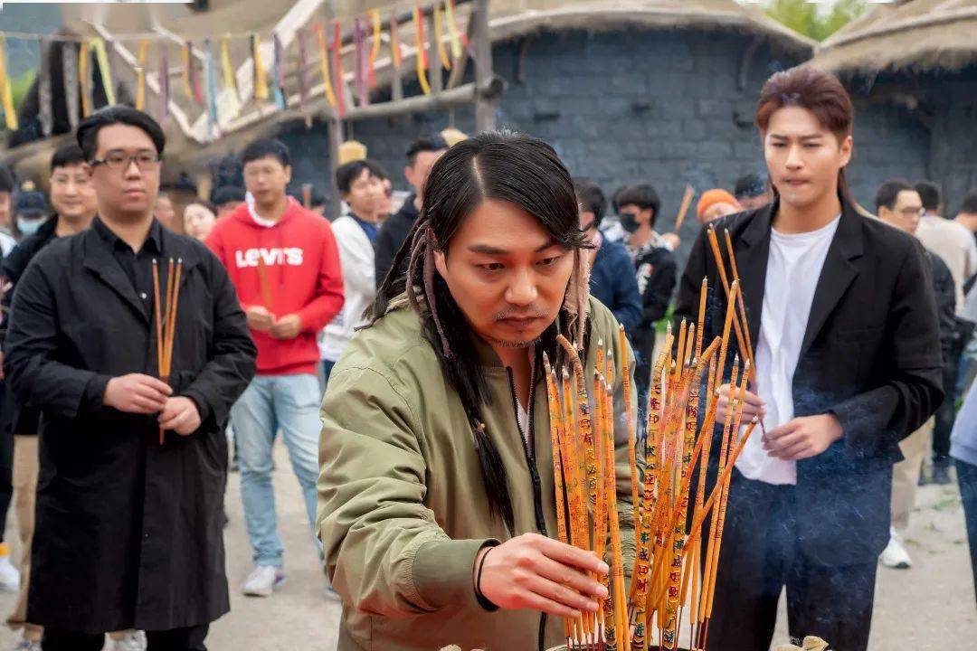 田雯龙,环文龙,陈武东等出品人,潘婷担任监制,总制片人,喜子执导,李诚