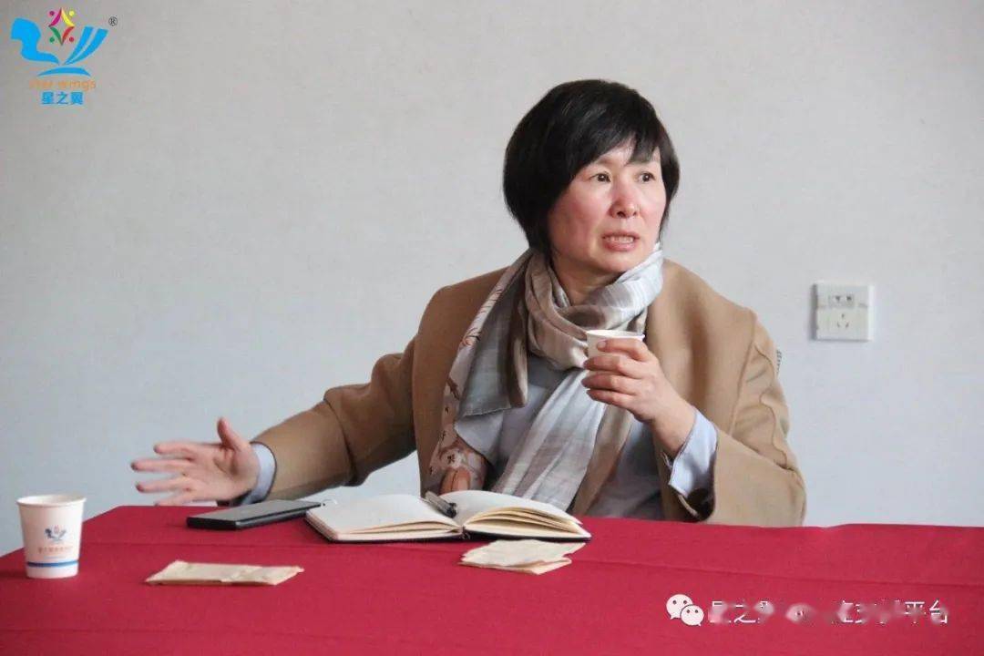 昨天上午,黄骅市委,市政府副市长张桂云来到星之翼康复学校,与几位