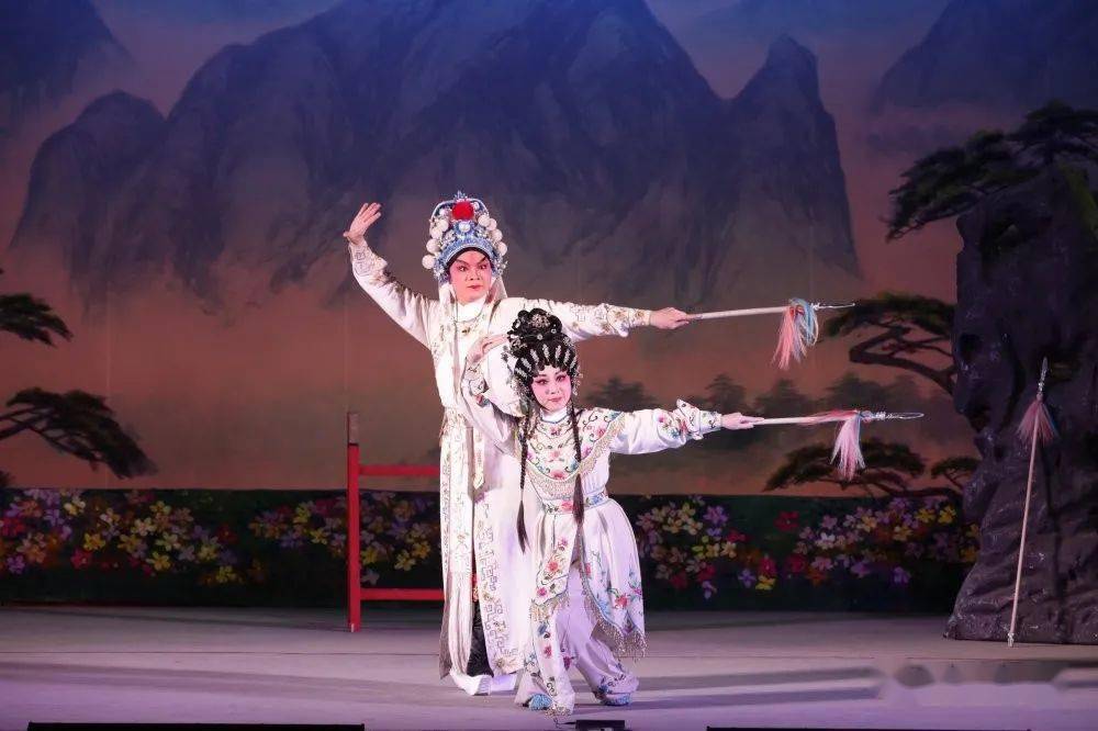 奖获得者崔玉梅与青年粤剧演员陈振江联袂主演的《花枪奇缘》同样精彩