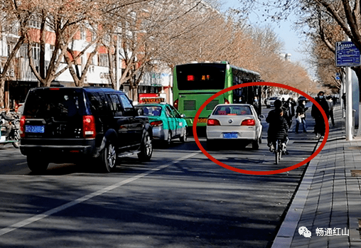 赤峰公交車終於不在機動車道上停了