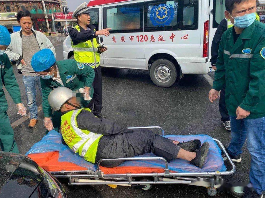 高安大道连锦桥头发生交通事故,这个人摔倒在地无法动弹!
