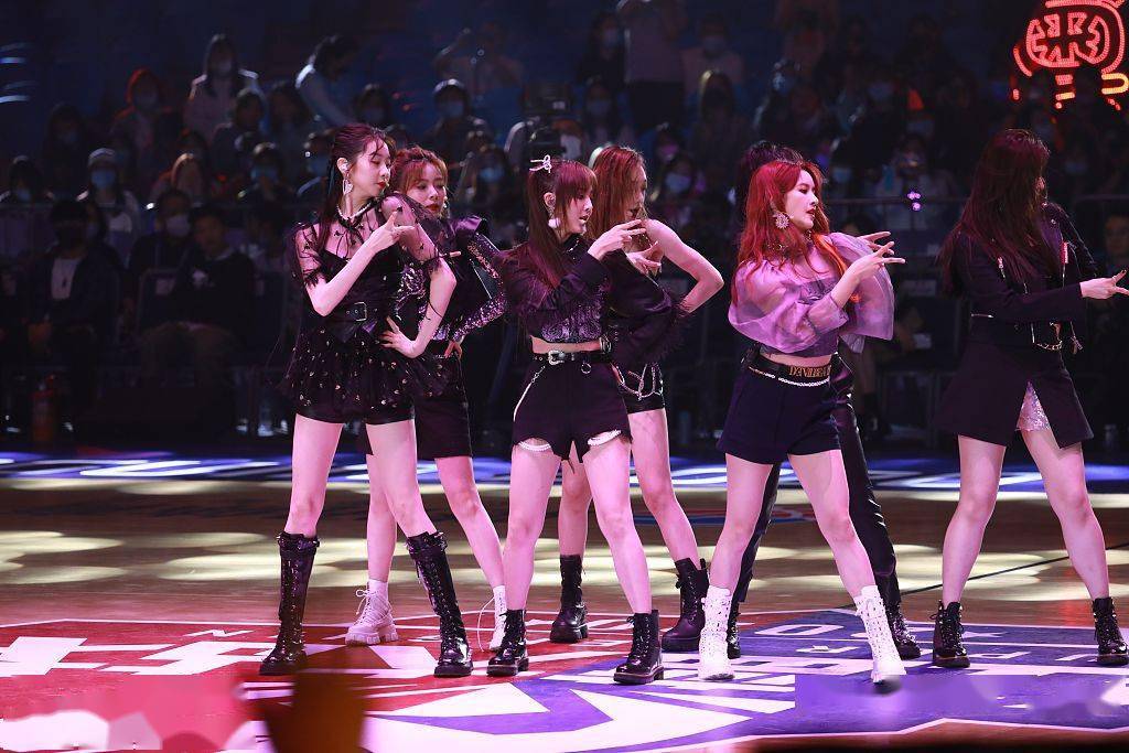 硬糖少女303穿黑衣扮酷秀美腿张艺凡陈卓璇热舞比耶笑容甜