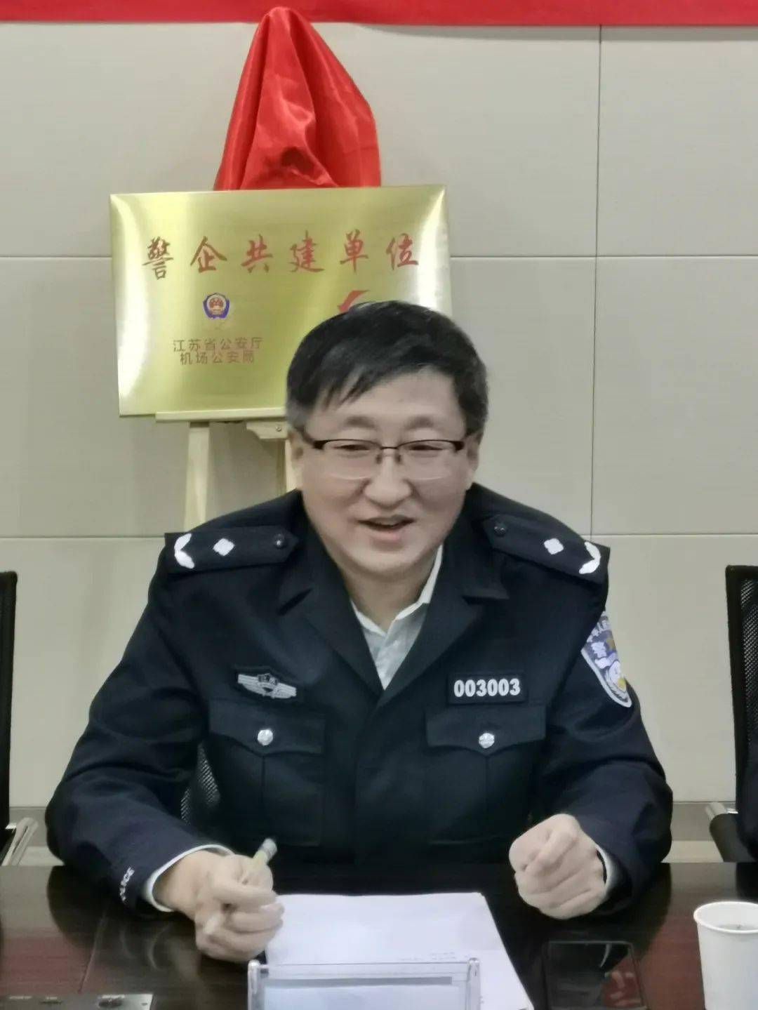 邓雷强调,要不断丰富"警企共建"内涵,完善体制机制建设,持续放大"警企