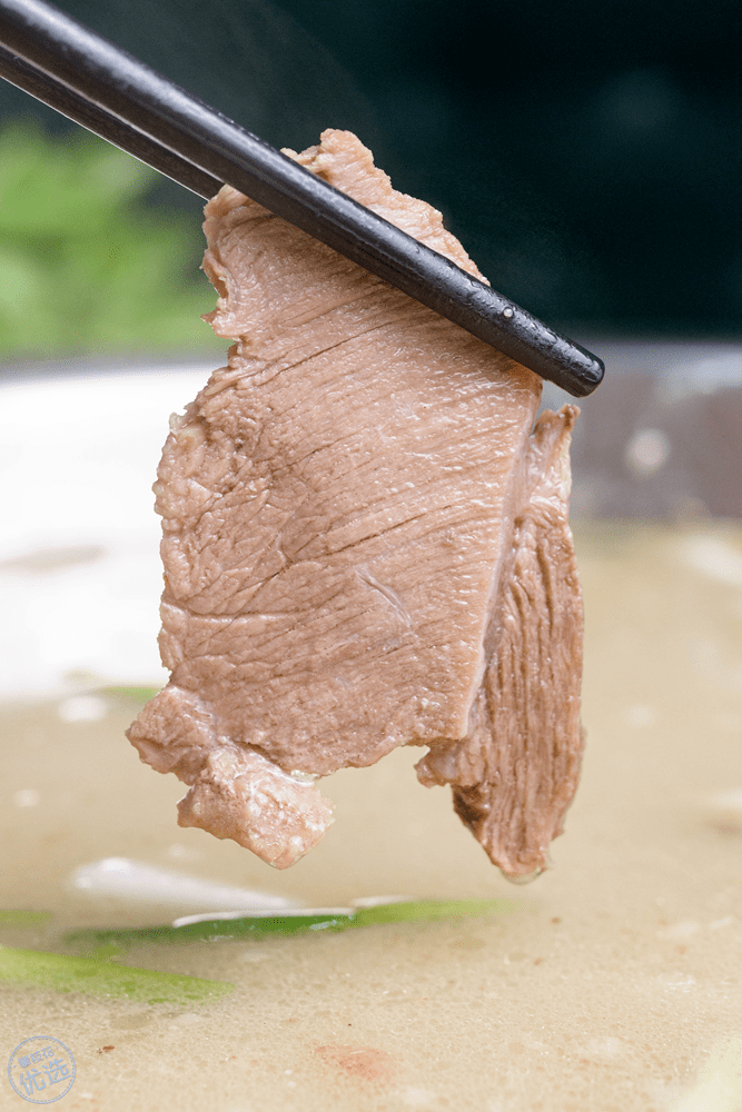 去肥肉,厚薄均匀的切片大盘大盘的羊肉分量看得见羊肉羊杂都是现点