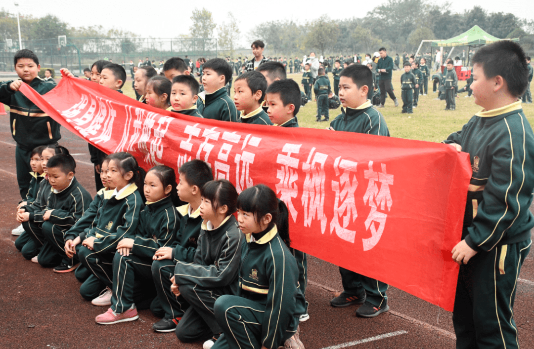 大手牵小手一起动起来荆州枫叶国际学校第六届亲子趣味运动会纪实