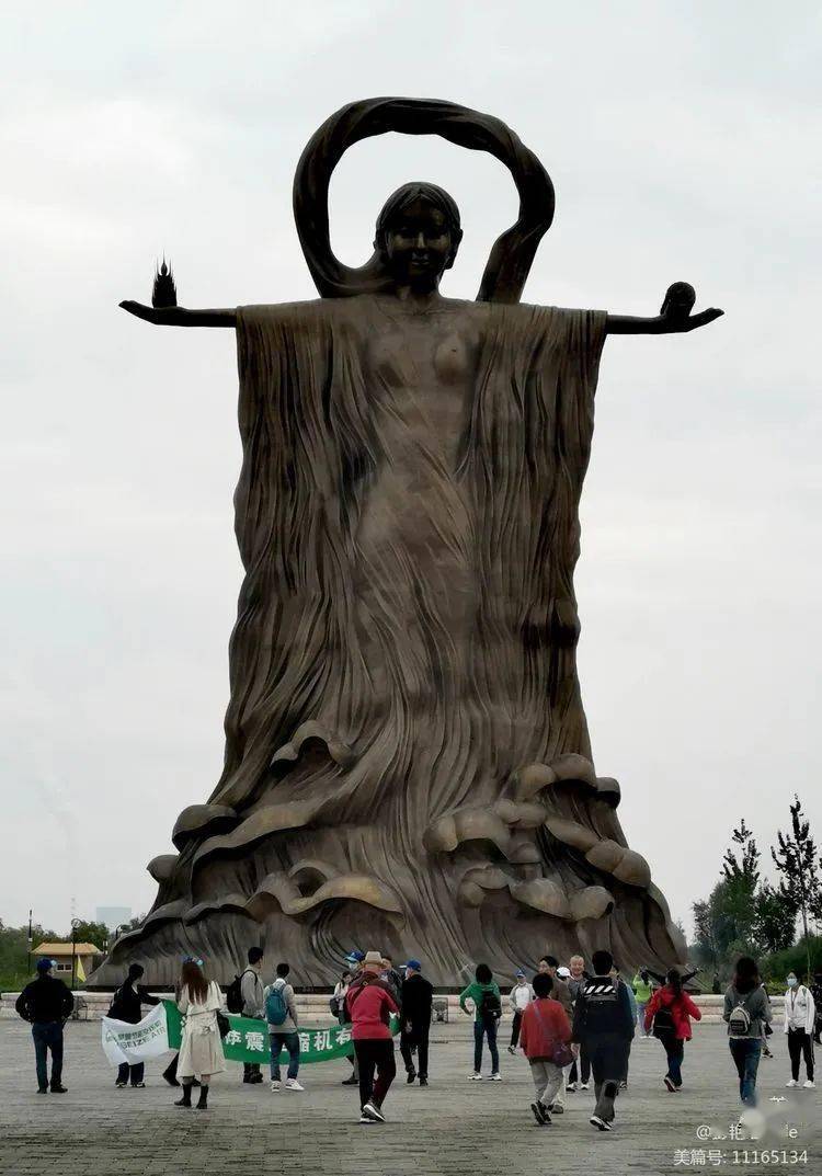 进入黄河楼要坐观光车,在广场上最引人注目的这尊黄河女神像,高为18米