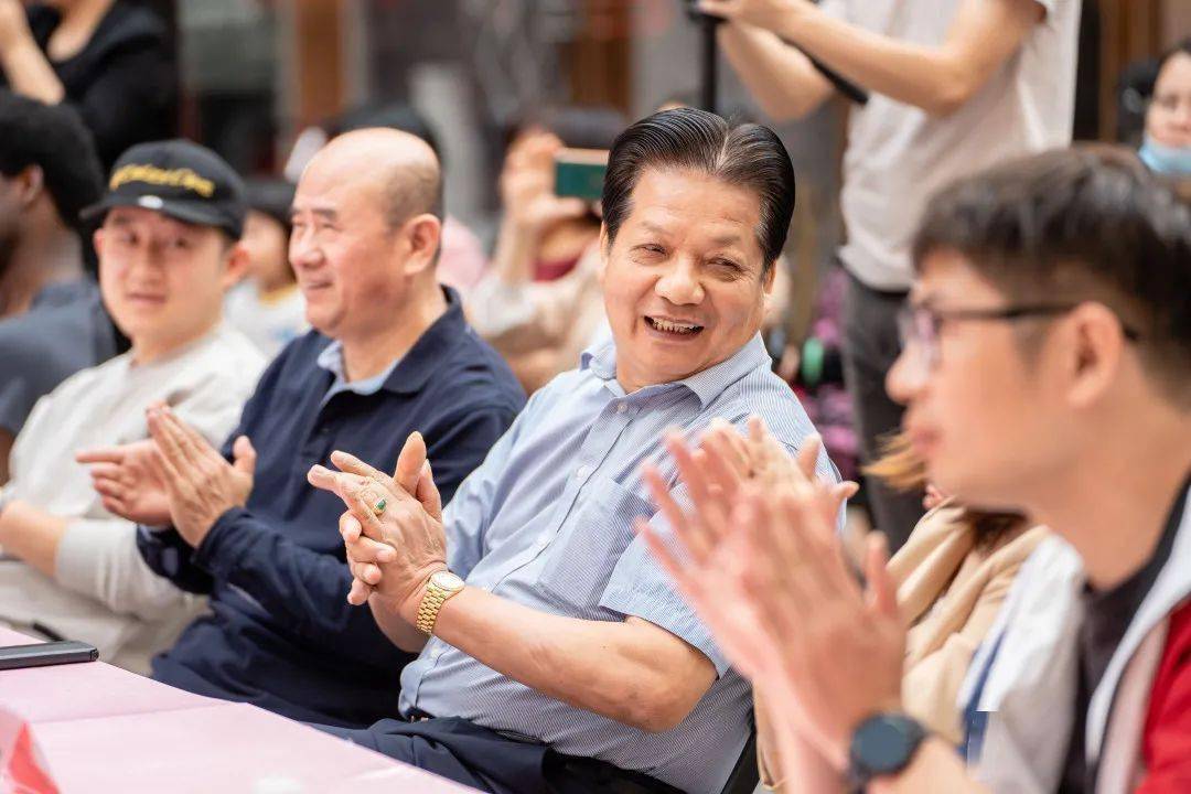 中国毛纺织行业协会副会长,大朗镇篮球协会会长,贵德实业董事长陈贵德