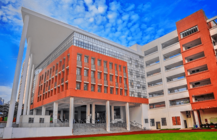 是一所公办九年一贯制学校,位于深圳市龙岗区南湾街道沙塘布社区,毗邻