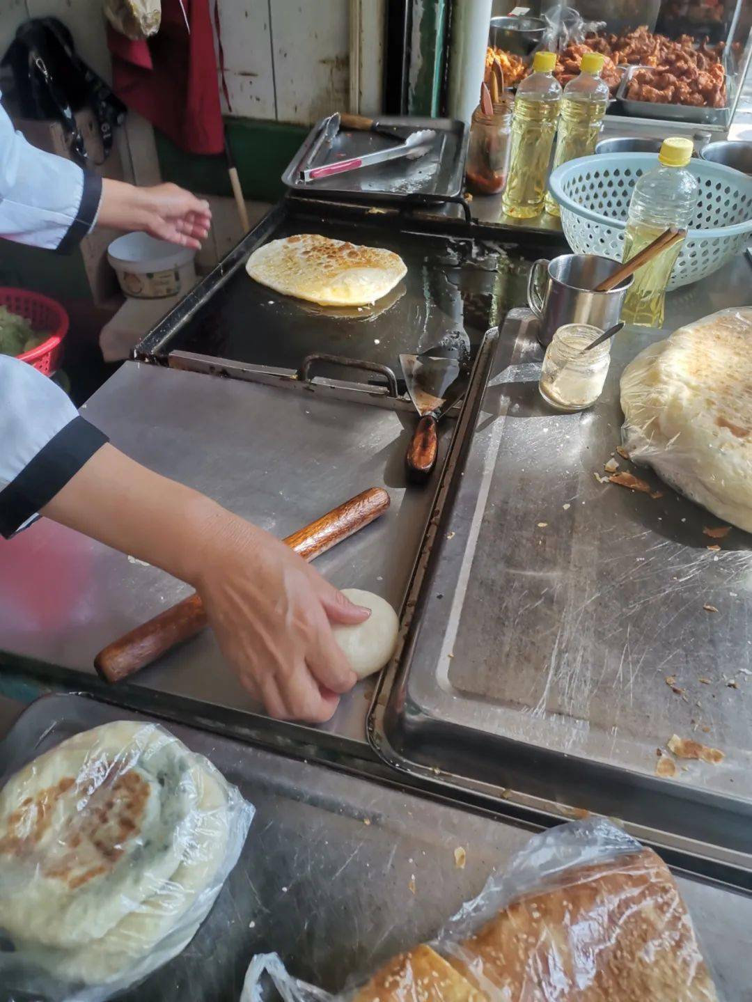 铜陵美食头条1107十中学生经常排队购买的鸡蛋灌饼面皮劲道非常地道的