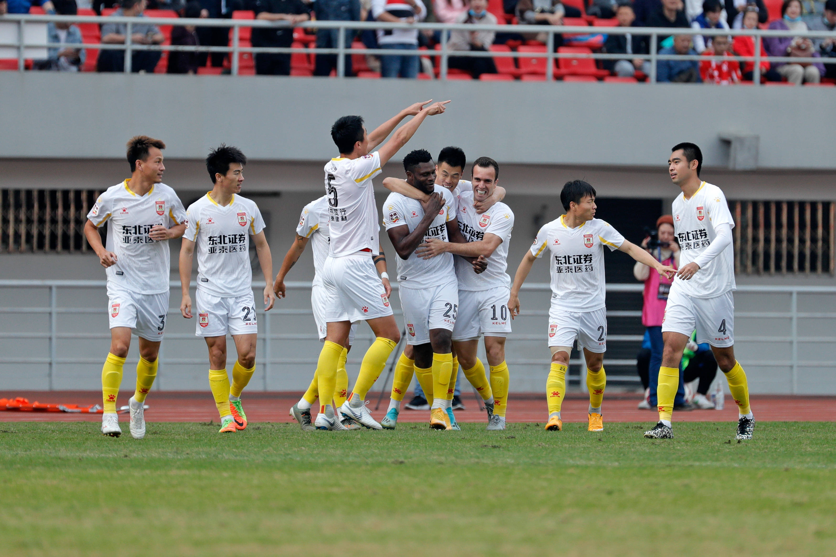 足球中甲成都兴城人居对阵长春亚泰