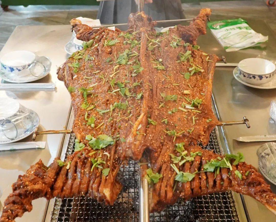 馋哭了涪陵这个做了三十年的大厨做的烤全羊征服了所有人