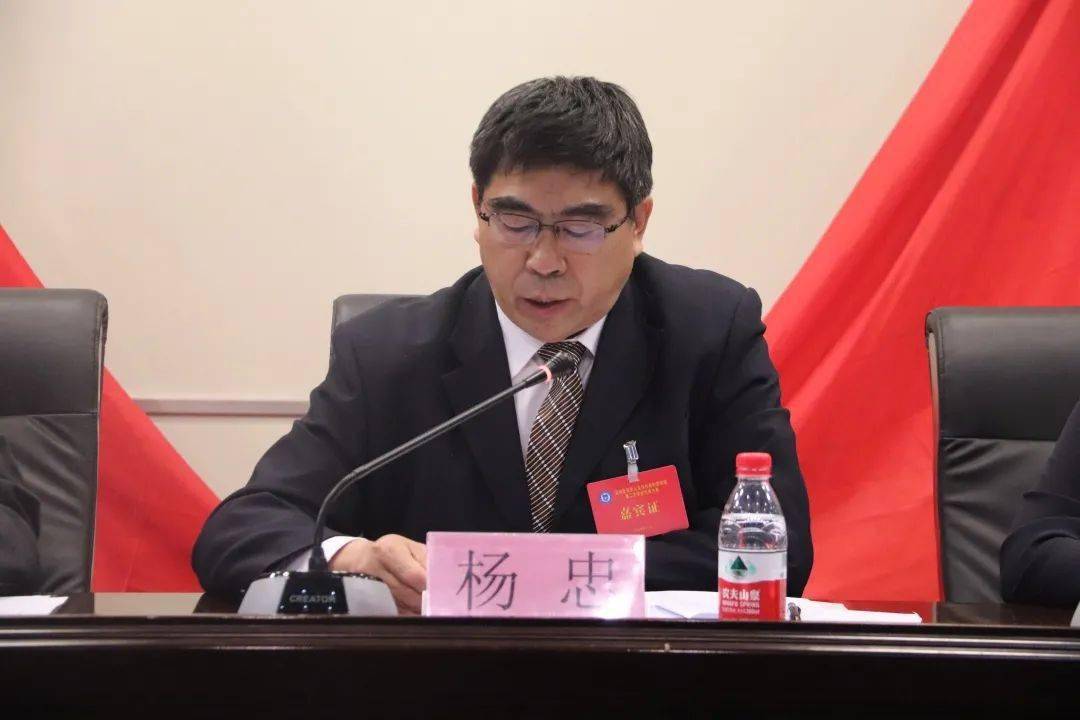 杨忠代表学院党总支祝贺本次大会的胜利召开,并向全院青年学生提出