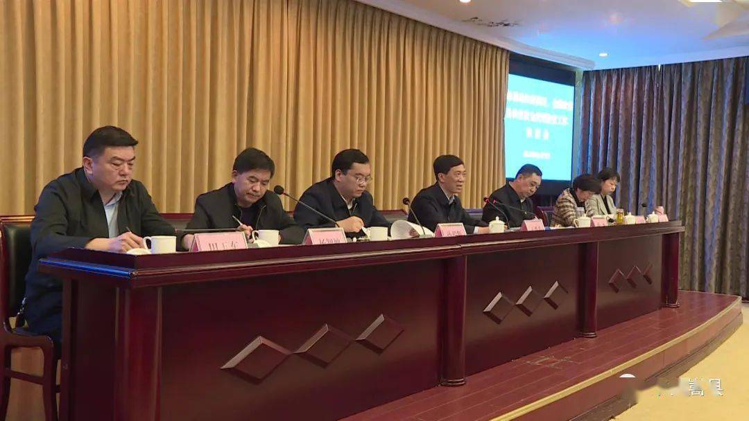 书记徐新,市政府副秘书长孙毅辉,市政府副秘书长,市扶贫办主任王淑霞