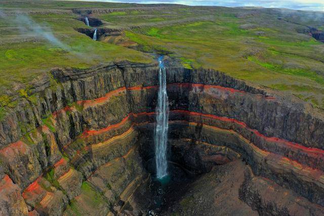 冰岛亨吉瀑布壮观景象红黑相隔玄武岩石壁真是地貌奇特