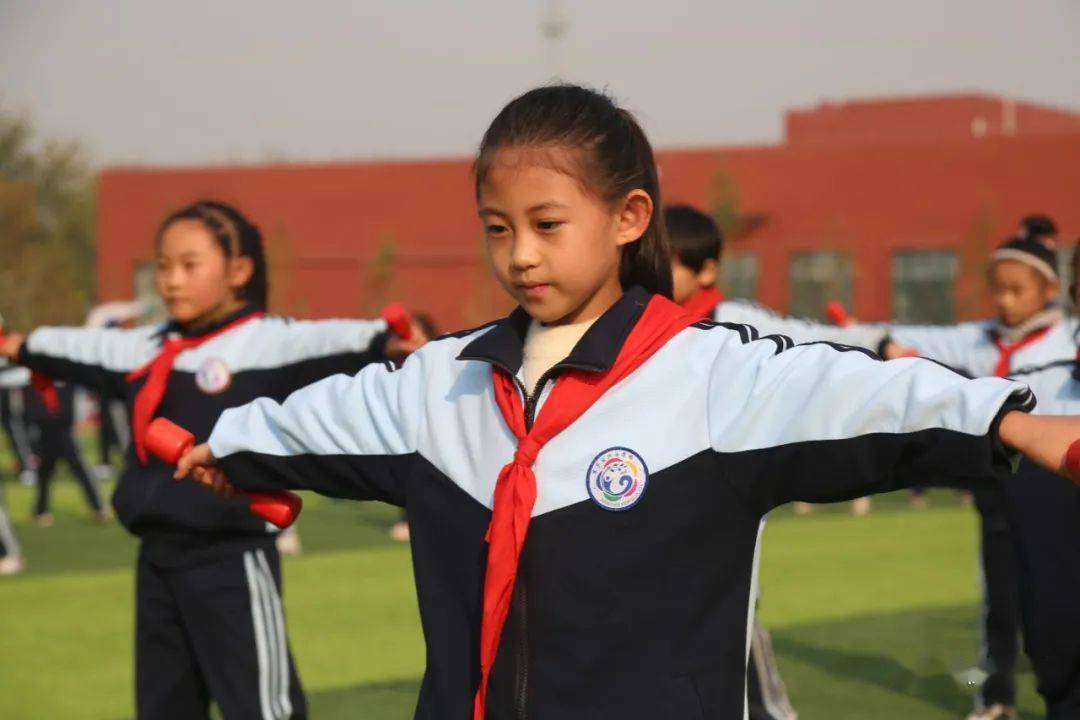 精彩视频河西学校哑铃操红领巾飘起来