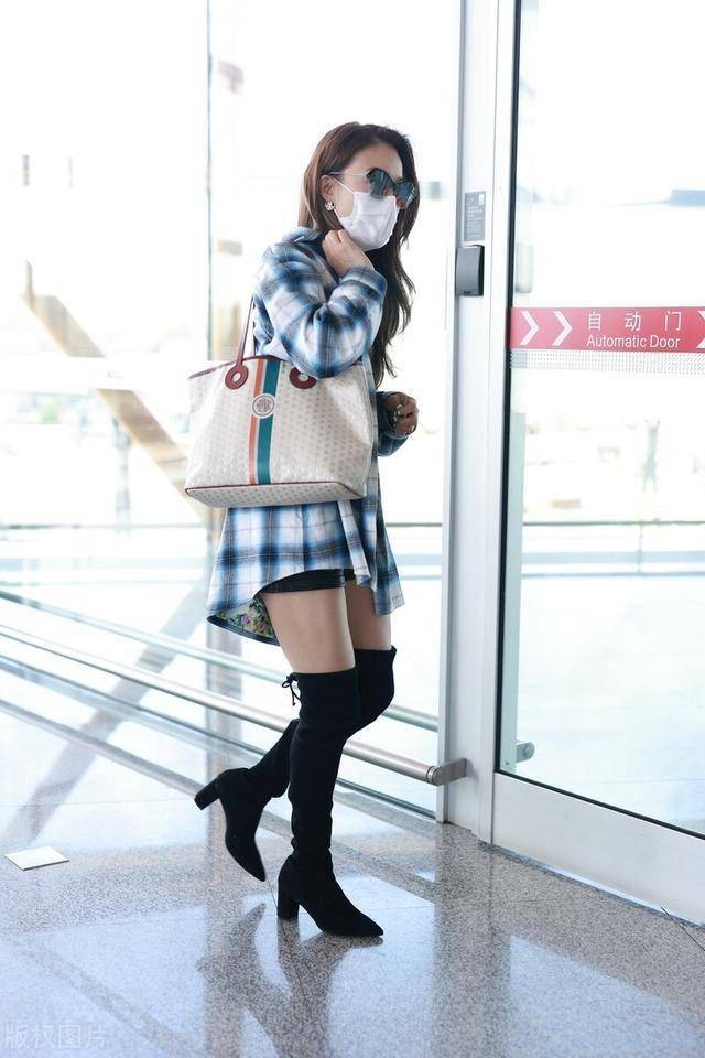 容祖儿短裤配格子衫外套现身机场脚踩过膝长靴又美又飒