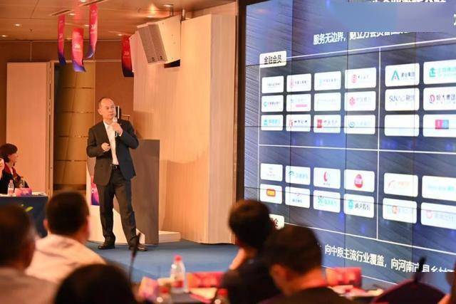大河财立方总经理张曦以《从平面到立方:订制化智媒之路》为主题,讲述