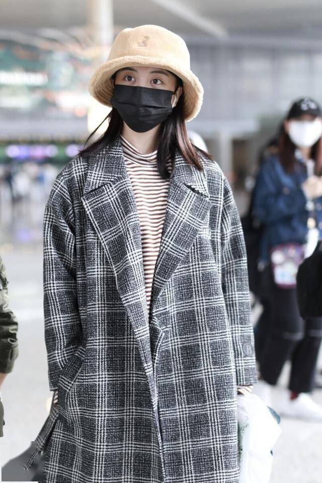 刘人语戴毛绒渔夫帽搭格子大衣甜美温柔,眉目清秀少女感满分