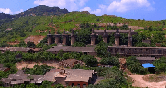 村因山而得名,也因矾矿而繁华喧嚣起来.