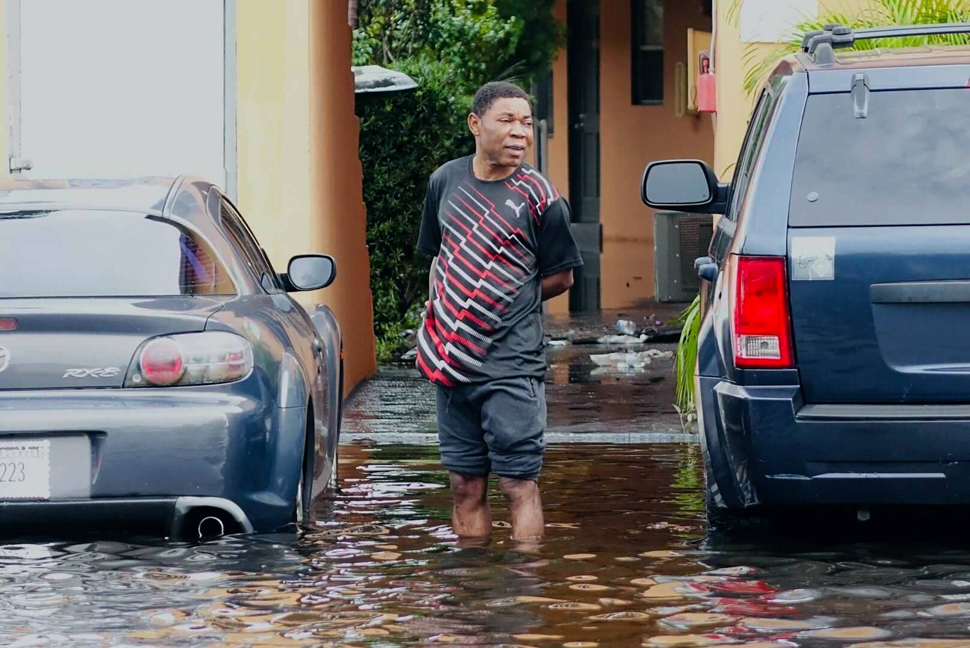 11月9日,一名男子站在美国佛罗里达州劳德代尔堡积水的街道上.