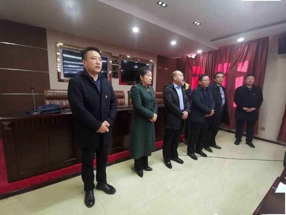 达日县四大班子领导看望慰问人口普查工作人员并参加人口普查登记