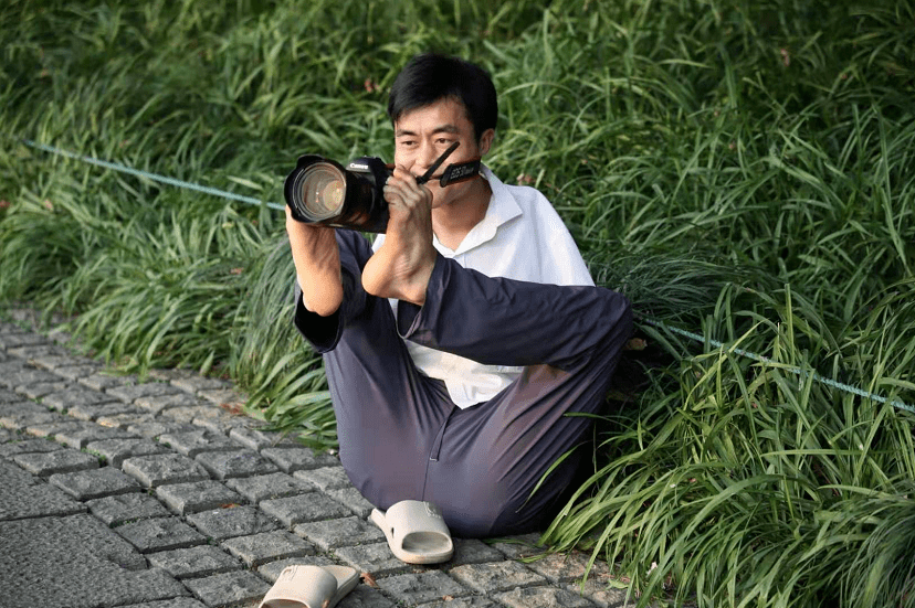 无臂小伙用脚开网店做短视频直播卖农产品创收百万