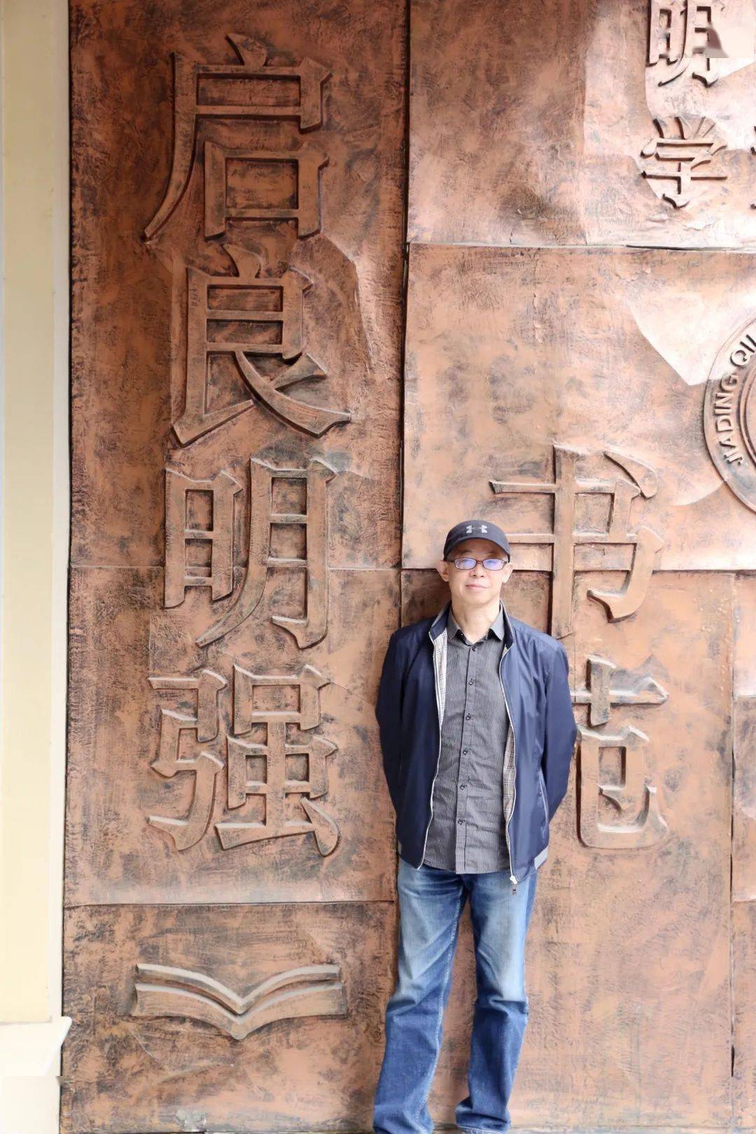 兴趣和写作能力,11月6日,启良中学邀请了著名作家简平老师来到学校,和