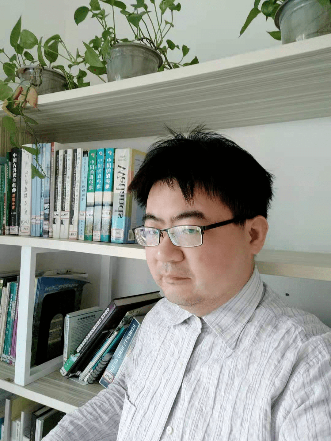 陆春明,复旦大学植物学博士,曾任职于云南农业大学,从事生物多样性