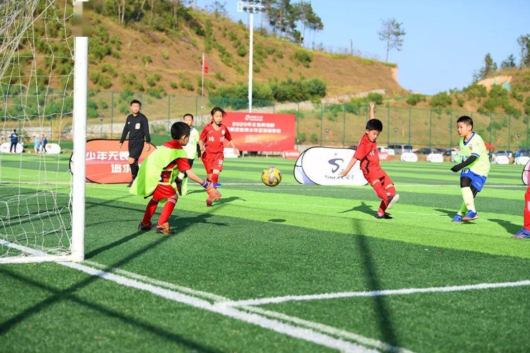 我县选派的定南u8男队与洛阳体校在江西定南国家青少年足球训练中心