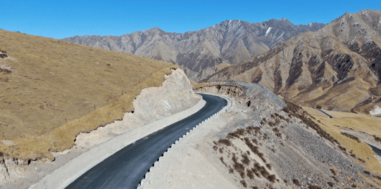 连日来,g213线张掖肃南至青海祁连二级公路工程建设正在稳步推进.