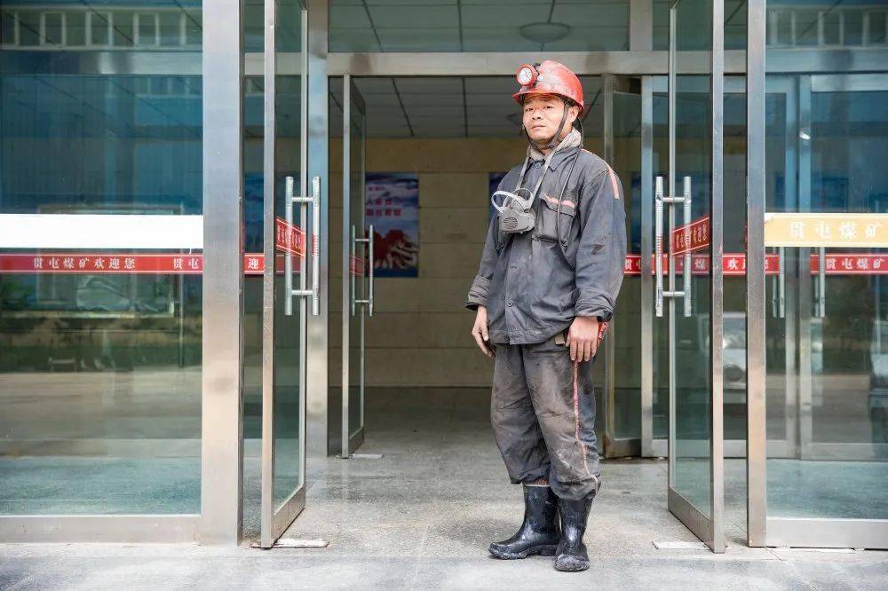 《矿工》(组照之十四)陕西省延安市华龙煤业有限公司贯屯煤矿掘进工