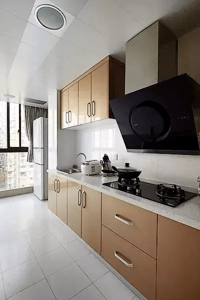 通过把这个小阳台打通与厨房连在一起,然后把这个空间装成休闲区,让