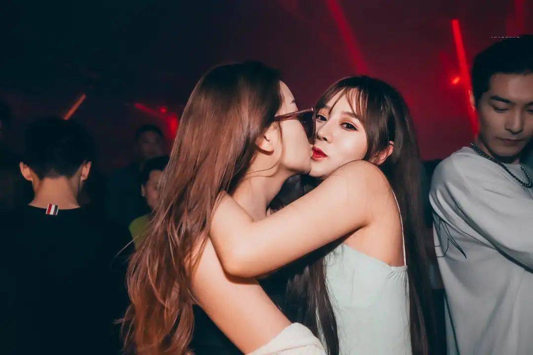 凌晨一点实地探访成都年轻男女的真实夜生活