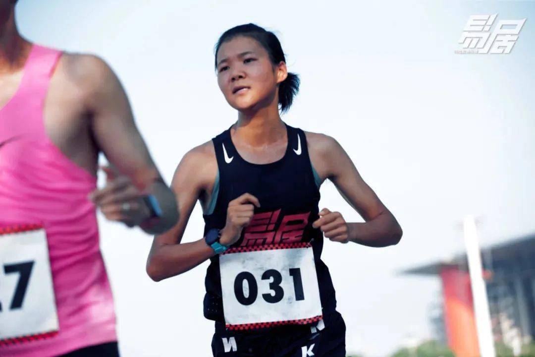 11月1日,无锡马拉松赛,李春霞在女子半马组别获得亚军.