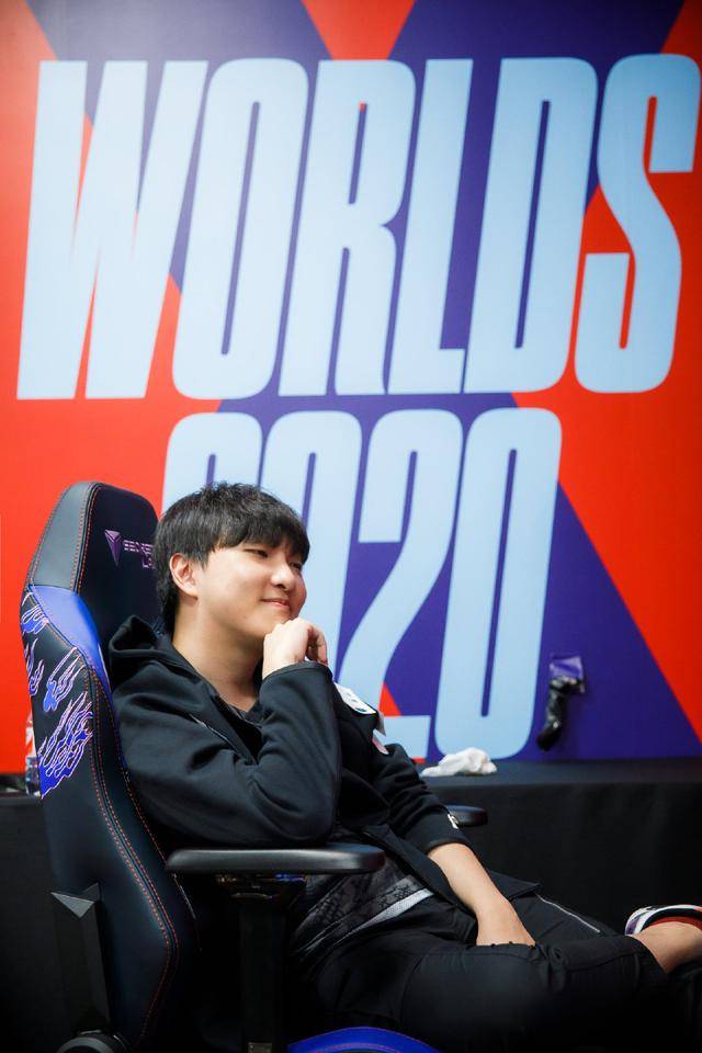 兮夜直播谈论全明星太nc了不想去提名了有啥用去了也是陪跑