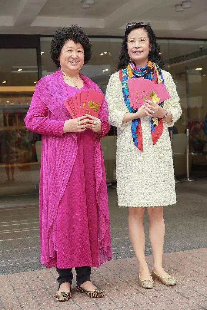 刘亦菲竟是"全家最丑",angelababy妈妈颜值逆天,明星家族的基因果然